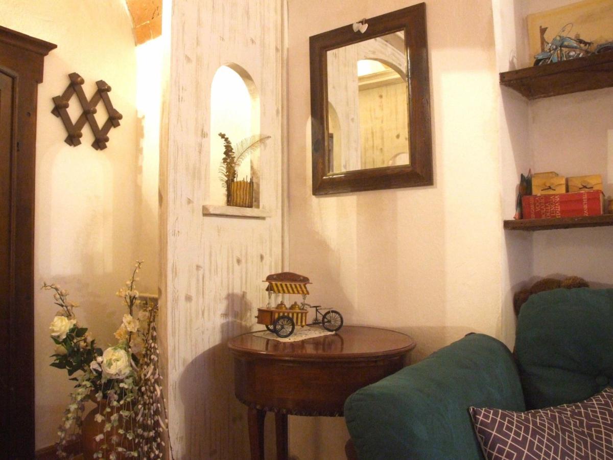 It 's Located In The Historic Center Of On The Ground Floor Of A 17th Century Building Pisa